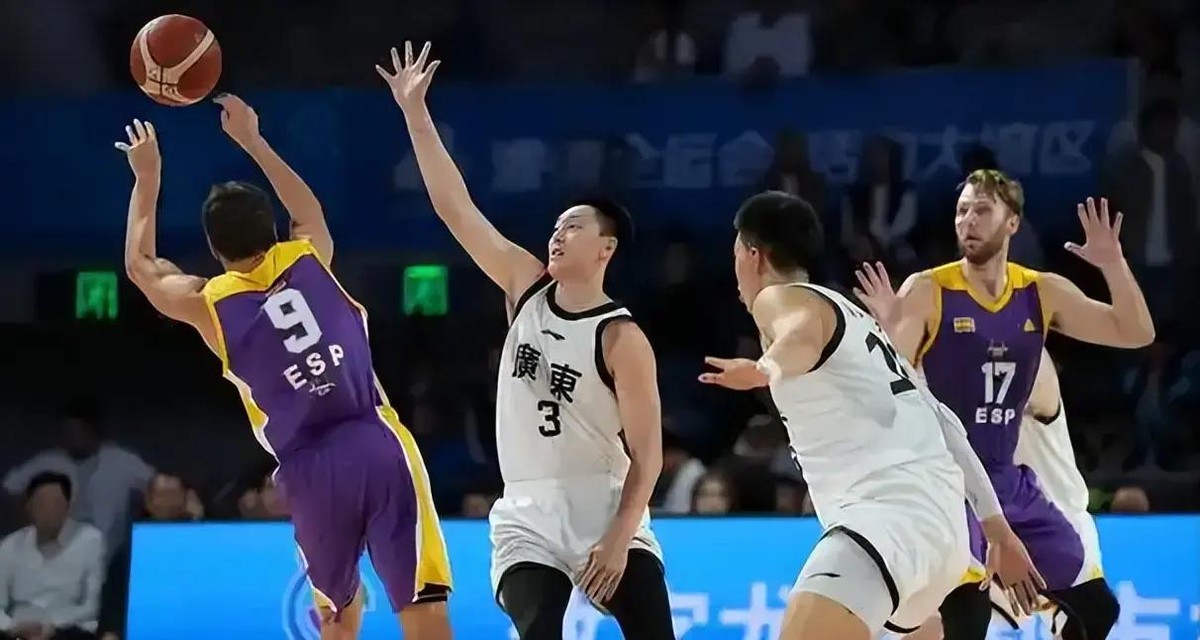 广东男篮输北京，郭艾伦评价太中肯：徐杰爱犯规、胡明轩心态很稳